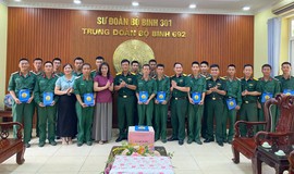 Lãnh đạo xã Nội Bài thăm động viên chiến sĩ mới tại Trung đoàn BB 692