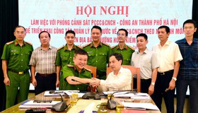 Phòng cảnh sát PCCC&CNCH - Công an thành phố Hà Nội, tổ chức làm việc, hướng dẫn UBND phường Hoàn Kiếm triển khai công tác PCCC và CNCH trên địa bàn.