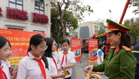 Tuyên truyền, hướng dẫn an toàn phòng cháy, chữa cháy tại phố đi bộ hồ Hoàn Kiếm