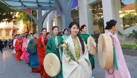 Diễu hành áo dài rực rỡ sắc màu văn hóa bên hồ Hoàn Kiếm