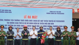 Ra mắt Tổ thường trực chữa cháy, cứu nạn cứu hộ tại phố đi bộ hồ Hoàn Kiếm và chợ đêm Đồng Xuân