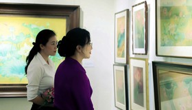 Tôn vinh hình tượng hoa sen qua triển lãm “Sen tháng năm”