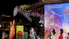 Sôi động biểu diễn xiếc, nhạc dân tộc bên hồ Hoàn Kiếm