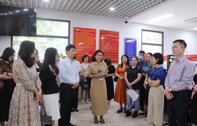Gần 100 cán bộ, công chức đi thực tế về cải cách hành chính tại quận Tây Hồ