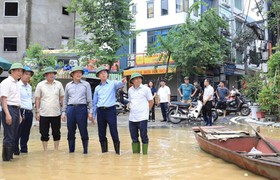Chủ tịch HĐND thành phố Nguyễn Ngọc Tuấn kiểm tra công tác chống lũ tại quận Hoan Kiêm