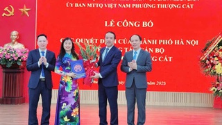 Lãnh đạo thành phố trao các quyết định về công tác cán bộ tại phường Phú Thượng và phường Phú Diễn nhiệm kỳ 2021 - 2026