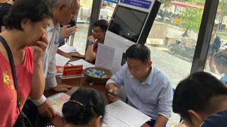 Hà Nội: Hỗ trợ tối đa 26.000 đồng/lượt phí bưu chính khi sử dụng dịch vụ công trực tuyến và Thí điểm thực hiện thủ tục hành chính không phụ thuộc vào địa giới hành chính