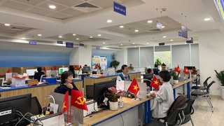 Trung tâm Phục vụ hành chính công thành phố Hà Nội rực rỡ cờ hoa hưởng ứng Chào mừng Đại Hội Đại biểu toàn quốc lần thứ XIV của Đảng cộng sản Việt Nam