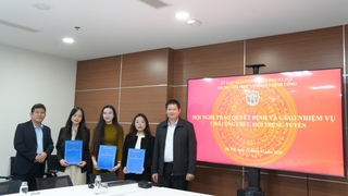 Trao quyết định tuyển dụng công chức theo cơ chế thu hút, trọng dụng người có tài năng tại Trung tâm Phục vụ hành chính công Hà Nội