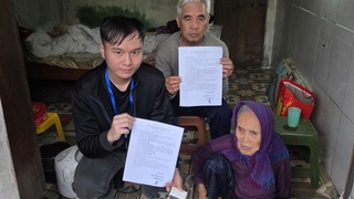 Đồng hành cùng người cao tuổi tiếp cận chính sách an sinh - Điểm hỗ trợ dịch vụ công số Ngọc Hồi