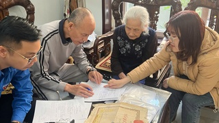 “Đến trước nhu cầu - Tiên phong phục vụ”: Tổ xung kích số 9 hỗ trợ cụ bà 94 tuổi thực hiện thủ tục cấp lại Bằng Tổ quốc ghi công