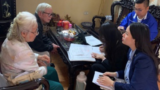 Tổ xung kích số 7 – Chi nhánh số 01 hỗ trợ người cao tuổi hoàn thiện thủ tục cấp giấy chứng nhận quyền sử dụng đất