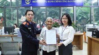 Điểm hỗ trợ DVC số Đan Phượng hỗ trợ người cao tuổi thực hiện thủ tục trợ cấp hưu trí xã hội