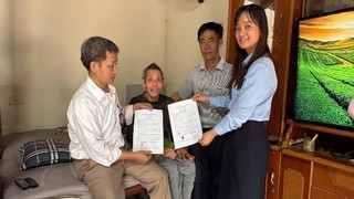 Điểm hỗ trợ dịch vụ công số Quảng Bị: Tận tâm hỗ trợ người dân yếu thế chứng thực chữ ký tại nhà