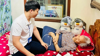 Tận tâm phục vụ nhân dân: Cán bộ, đoàn viên hỗ trợ cụ bà 84 tuổi làm thủ tục ngay tại nhà