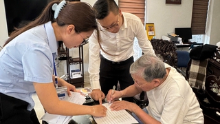 Hành chính không khoảng cách: Hỗ trợ tận nhà cho người cao tuổi