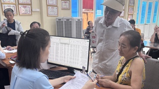 Hỗ trợ người cao tuổi thực hiện thủ tục chứng thực chữ ký để nhận lương hưu tại Tổ dân phố Hà Cầu và Tổ dân phố 3 La Khê