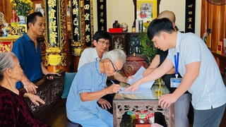 “96 tuổi vẫn được đi đăng ký kết hôn”: Câu chuyện ấm lòng tại Điểm hỗ trợ dịch vụ công số Kiều Phú