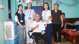 Người yếu thế không bị bỏ lại phía sau: Mang dịch vụ công đến tận nhà người dân