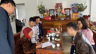 Hành trình đưa dịch vụ công đến gần hơn với người cao tuổi của Chi nhánh 12