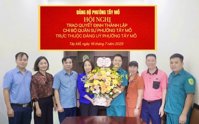 Phường Tây Mỗ công bố và trao quyết định thành lập Chi bộ Quân sự phường Tây Mỗ