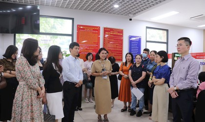 Gần 100 cán bộ, công chức đi thực tế về cải cách hành chính tại quận Tây Hồ