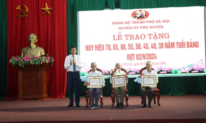 Lễ trao tặng Huy hiệu 70, 65, 60, 55, 50, 45, 40, 30 năm tuổi Đảng cho 228 Đảng viên đợt 02/9/2024