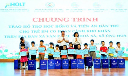 Trao hỗ trợ tiền ăn bán trú và học bổng cho 245 trẻ em có hoàn cảnh khó khăn trên địa bàn 5 xã