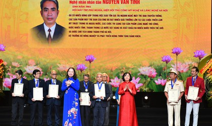 Nghệ nhân nhân dân Nguyễn Văn Tĩnh được Thành phố Hà Nội tặng danh hiệu 