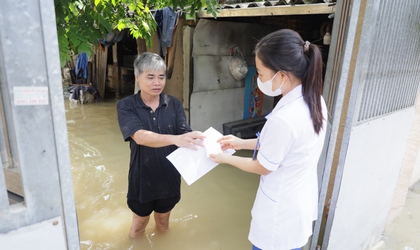 CDC Hà Nội tăng cường giám sát, hỗ trợ vệ sinh môi trường và phòng chống dịch sau bão, mưa lũ tại xã Đa Phúc