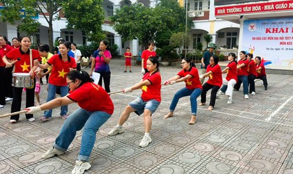 Các vận động viên phường Tây Tựu sôi nổi tham gia thi đấu môn kéo co