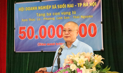 Hội Doanh nghiệp xã Suối Hai thăm và trao quà hỗ trợ cho nhân dân vùng lũ tỉnh Thái Nguyên.