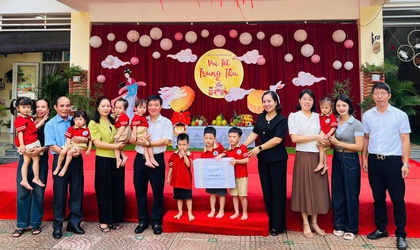 Sơn Tây tặng quà các cháu thiếu nhi dịp Tết Trung thu