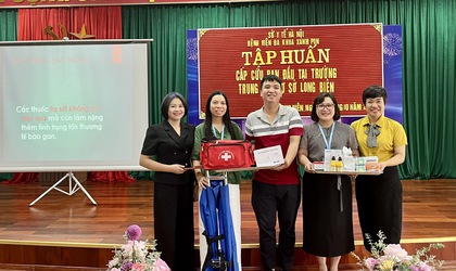 Tập huấn cấp cứu ban đầu cho cán bộ y tế và giáo viên trường THCS Long Biên