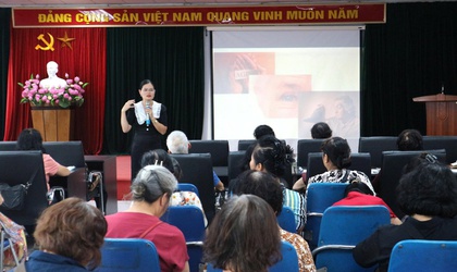 Trạm Y tế phường Hai Bà Trưng tổ chức truyền thông, phổ biến kiến thức cơ bản về chăm sóc sức khoẻ người cao tuổi, hướng dẫn kỹ năng phòng bệnh và dinh dưỡng cho người cao tuổi.