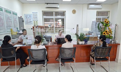 Phòng giao dịch NHCSXH Đông Anh giải ngân khoản vay đầu tiên theo chương trình “Sinh viên ngành STEM”.
