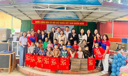 Tặng quà trị giá trên 288 triệu đồng cho trường mầm non Yên Bình, xã Yên Bình, tỉnh Lạng Sơn