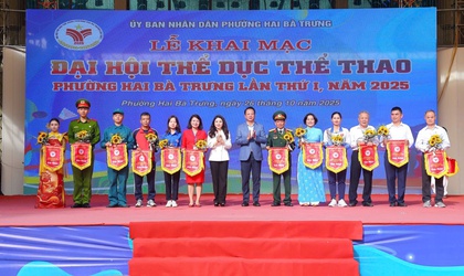 Lễ khai mạc Đại hội Thể dục Thể thao phường Hai Bà Trưng lần thứ I: Ngày hội lớn của toàn dân rèn luyện thân thể theo gương Bác Hồ vĩ đại.
