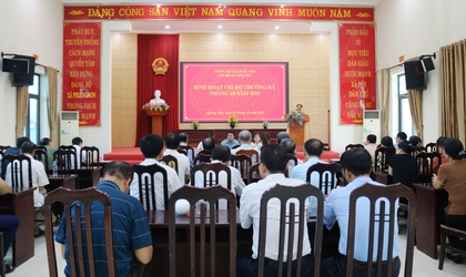 Đồng chí Nguyễn Trung Thành- Phó Bí thư Đảng ủy, Chủ tịch UBND xã Quốc Oai dự sinh hoạt chi bộ thường kỳ với Chi bộ thôn Quảng Yên