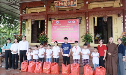 HỘI CHỮ THẬP ĐỎ XÃ CỔ ĐÔ PHỐI HỢP VỚI CHÙA ĐÔNG CÁC THÔN LA XUYÊN TRAO 15 SUẤT HỌC BỔNG CHO HỌC SINH NGHÈO VƯỢT KHÓ VƯƠN LÊN TRONG HỌC TẬP CỦA XÃ CỔ ĐÔ.