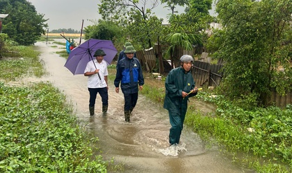 Chủ tịch UBND xã Thiên Lộc kiểm tra tình hình ngập lụt, chỉ đạo công tác tiêu úng sau bão số 11