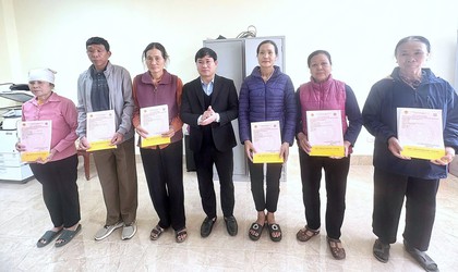 Xã Thạch Thất trao Giấy chứng nhận quyền sử dụng đất sau dồn điền đổi thửa cho nhân dân trên địa bàn