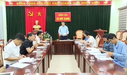 Đồng chí Chủ tịch huyện kiểm tra công tác xử lý vi phạm đất đai tại các xã: Vân Canh, Đức Giang