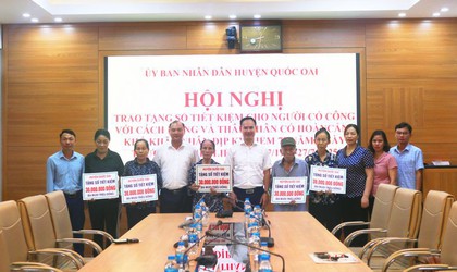 Quốc Oai trao tặng 5 sổ tiết kiệm cho các gia đình chính sách nhân dịp 78 năm ngày thương binh – liệt sĩ