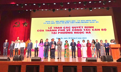 Lễ trao các Quyết định của Thành phố Hà Nội về công tác cán bộ tại phường Ngọc Hà