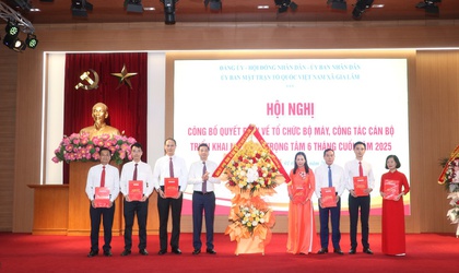 Xã Gia Lâm tổ chức công bố các quyết định về tổ chức bộ máy; công tác cán bộ, triển khai nhiệm vụ trọng tâm 6 tháng cuối năm 2025