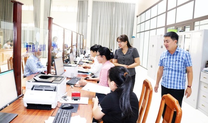 Các đồng chí lãnh đạo xã Hòa Phú kiểm tra, động viên cán bộ, công chức và người dân làm việc, giao dịch tại Điểm phục vụ hành chính công.