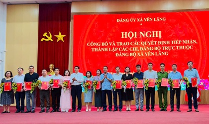 ĐẢNG ỦY XÃ YÊN LÃNG TỔ CHỨC HỘI NGHỊ CÔNG BỐ CÁC QUYẾT ĐỊNH VỀ VIỆC TIẾP NHẬN, THÀNH LẬP CÁC CHI, ĐẢNG BỘ TRỰC THUỘC ĐẢNG BỘ XÃ YÊN LÃNG