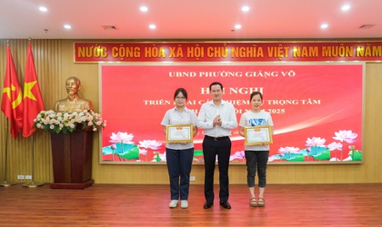 Phường Giảng Võ: Khen thưởng học sinh đạt thủ khoa kỳ thi vào lớp 10 THPT  và gương Người tốt việc tốt