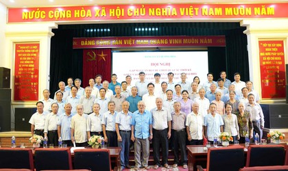       Đảng uỷ xã Dương Hoà lấy ý kiến cán bộ chủ chốt qua các thời kỳ vào dự thảo văn kiện trình Đại hội đại biểu Đảng bộ xã lần thứ Nhất, nhiệm kỳ 2025-2030